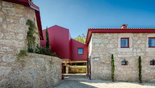 国外住宅设计案例：葡萄牙QST住宅翻新，增加悬浮的血红色小屋
