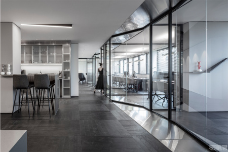 国外办公空间设计案例：透明性和反射性拉长视线，特拉维夫200㎡办公空间