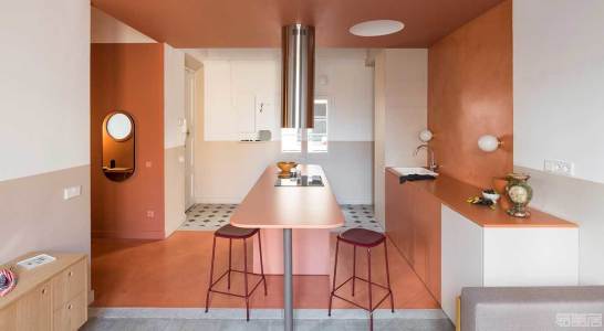 国外公寓设计案例：巴塞罗那火灾肆虐的公寓以大胆的色彩和历史魅力再次崛起