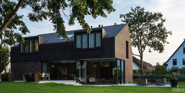 国外别墅设计案例：以红砖墙和古铜色屋顶为特色，荷兰河畔别墅
