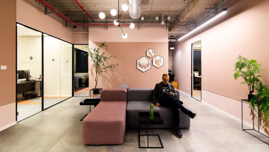 国外办公空间设计案例：400㎡国际软件公司办公室设计，融入精致的装饰元素