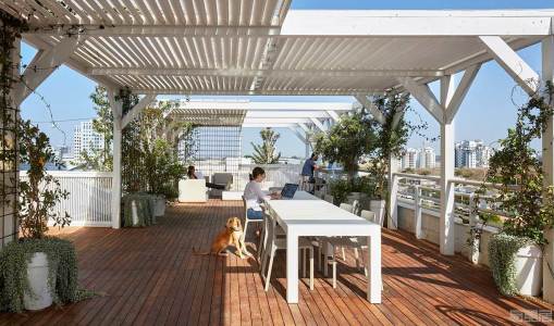 国外办公空间设计案例：900㎡以色列屋顶办公室，用于非正式工作会议和休息区