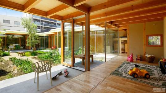 国外住宅设计案例：拥有中央花园庭院的名古屋家庭住宅