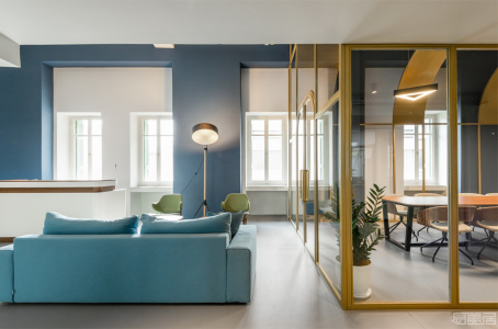 国外办公空间设计案例：玻璃与金色搭配？看设计师如何大胆的利用