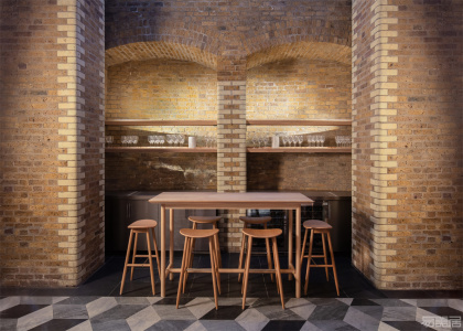 国外餐厅设计案例：地下室里隐藏的现代英式酒吧餐厅，突显空间灵魂魅力
