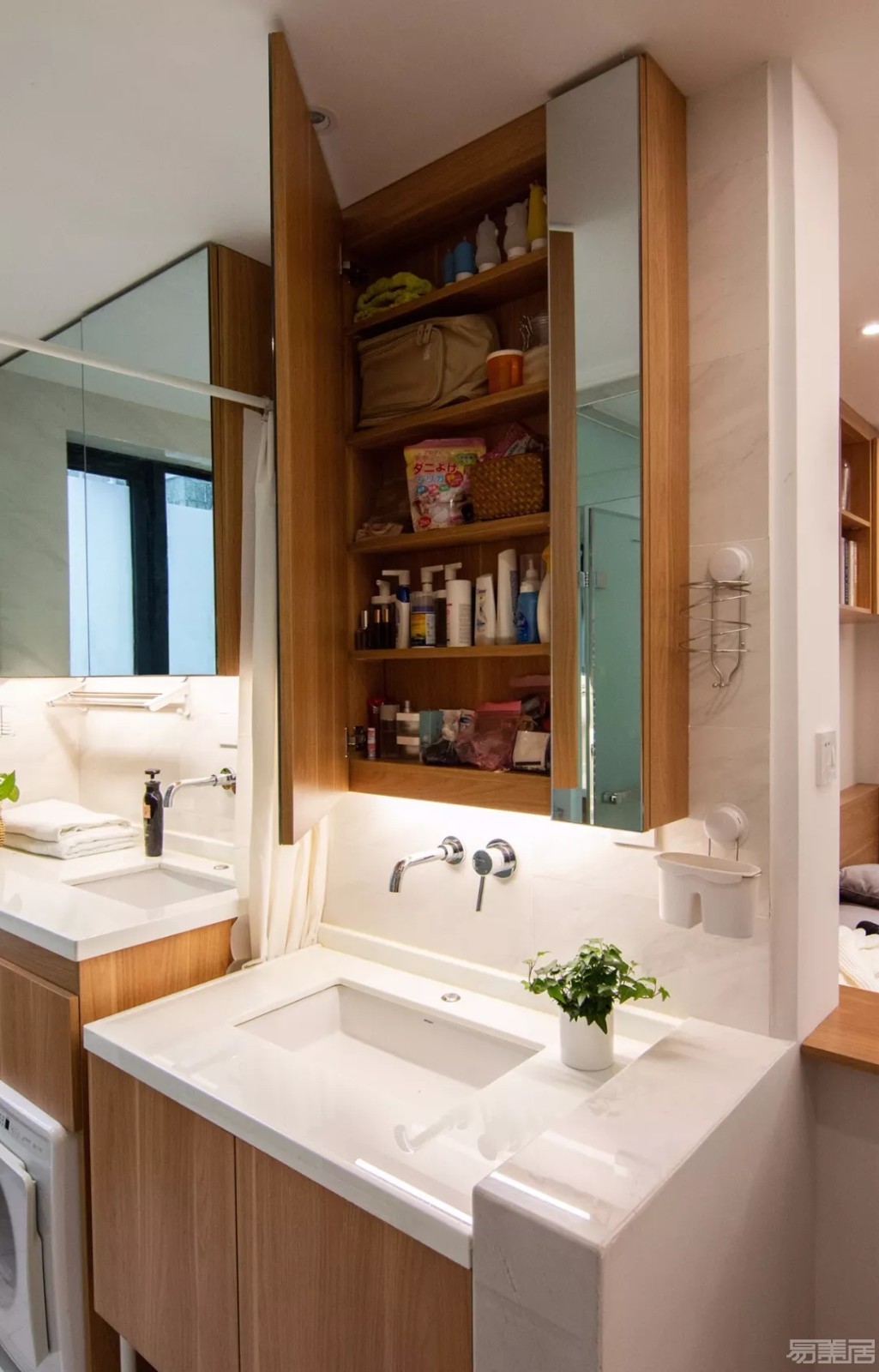 2013混搭风格样板房居家卫生间镜子洗手台装修效果图欣赏 – 设计本装修效果图