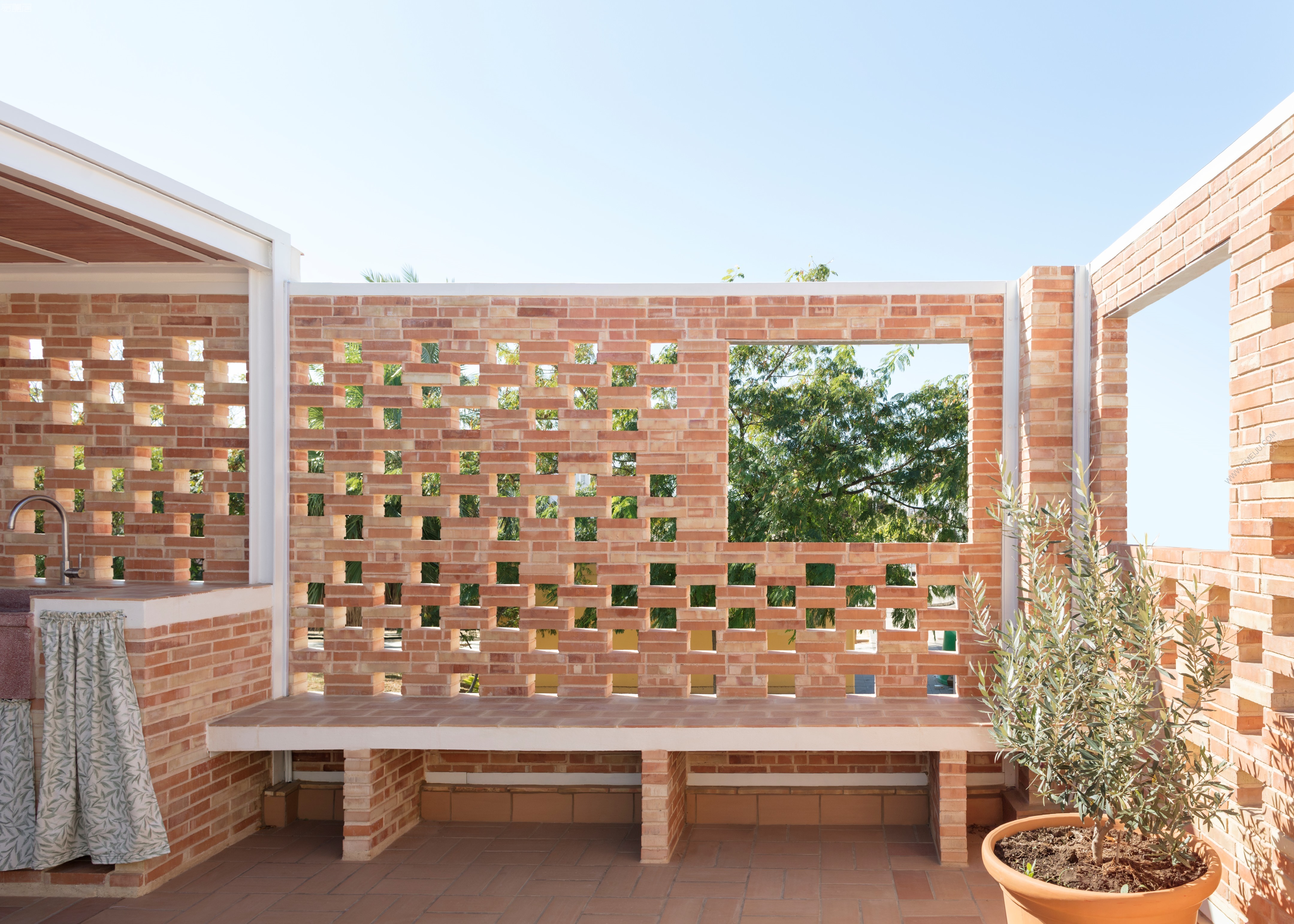 国外住宅设计案例:独享瓦伦西亚宜人冬天,由红砖砌筑的镂空大露台