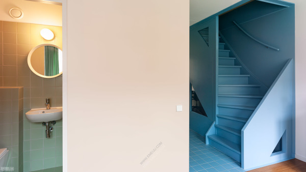 色彩的大胆使用，个性十足的鹿特丹联排别墅设计