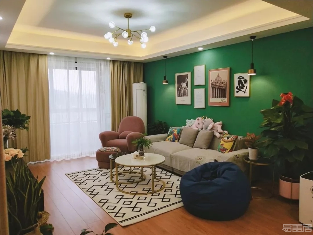 卧室的背景墙是采用的墨绿色的艺术涂料搭配窗帘及原木色的地板简_装修美图-新浪家居